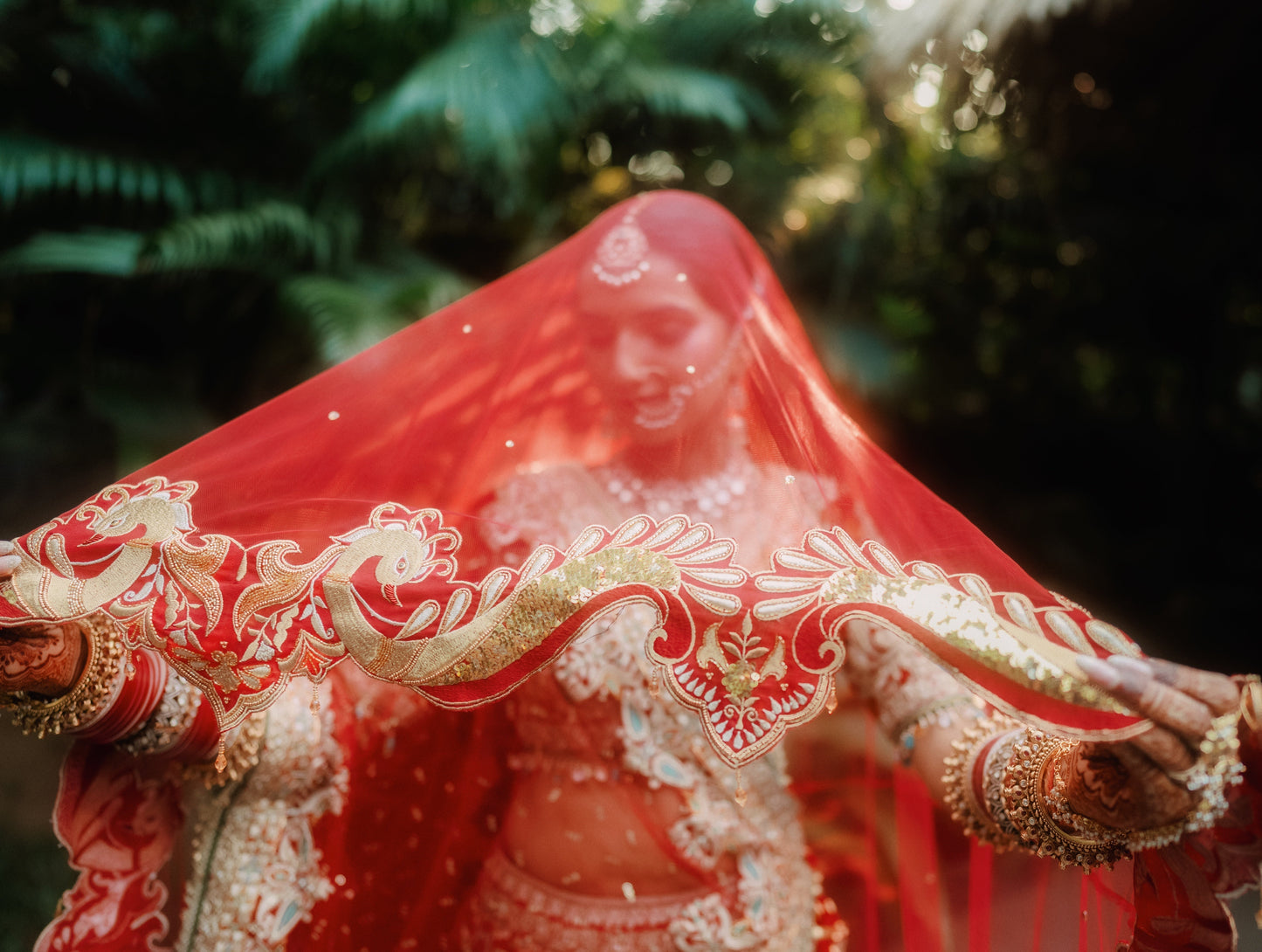 Saanjh-e-Mor – Scalloped Handcrafted Veil with Embroidered Peacock Borders