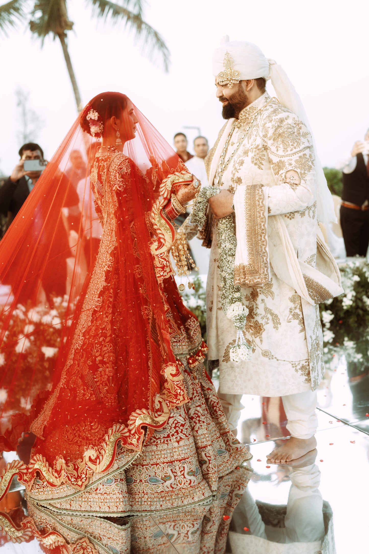 Saanjh-e-Mor – Scalloped Handcrafted Veil with Embroidered Peacock Borders