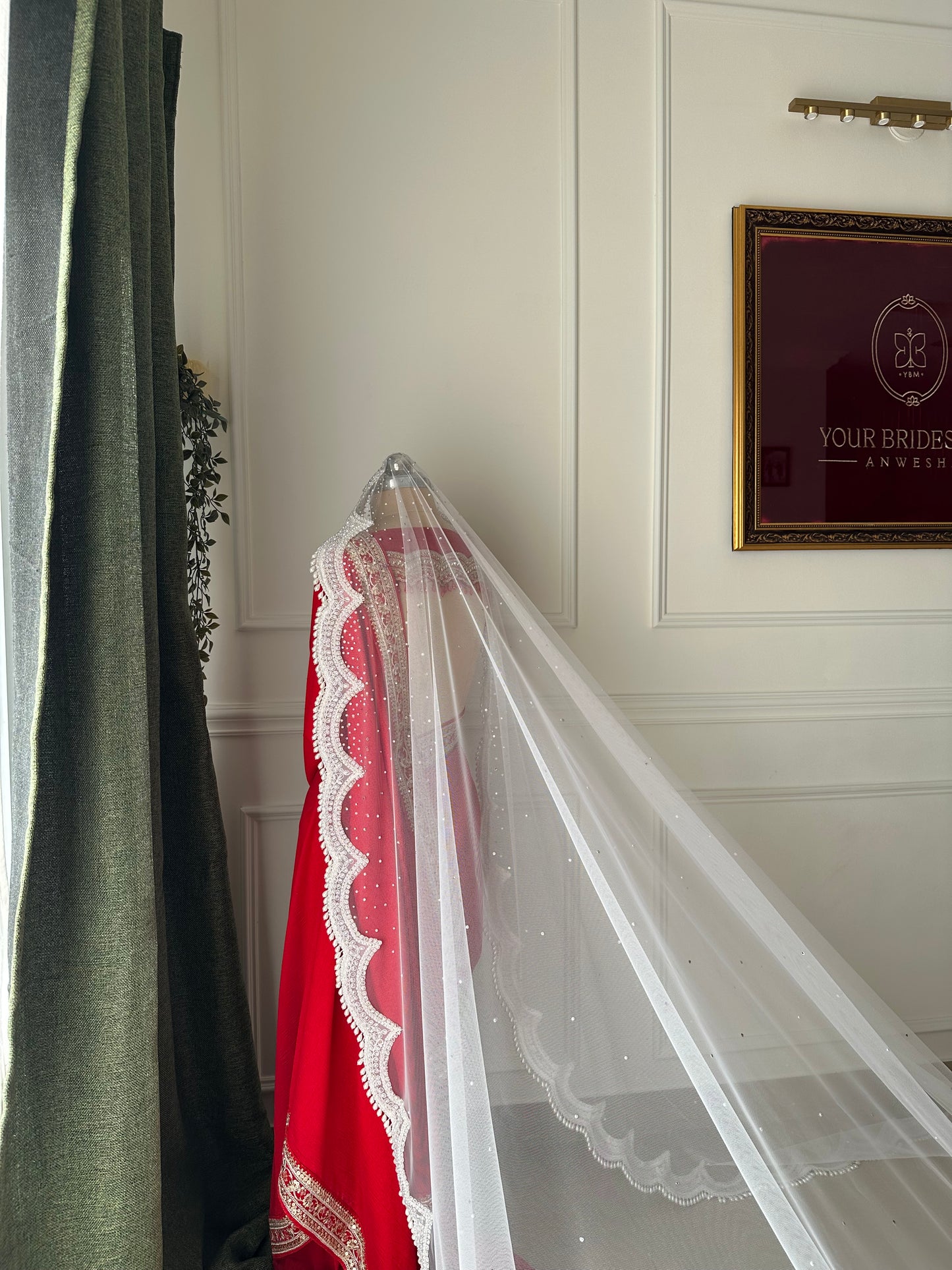 Pearly : Ivory white pearl based veil with scalloped border, ombré & hanging pearls
