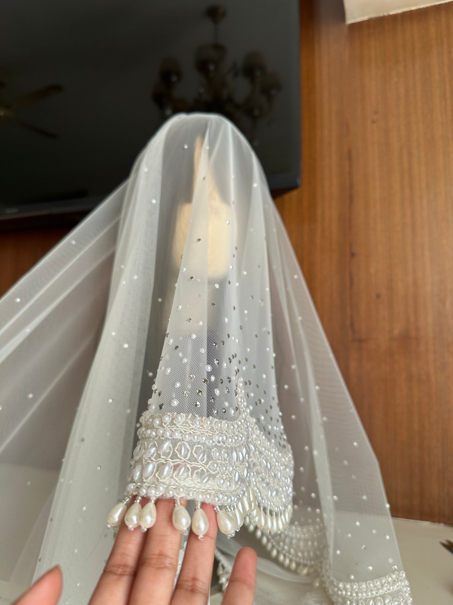 Pearly : Ivory white pearl based veil with scalloped border, ombré & hanging pearls