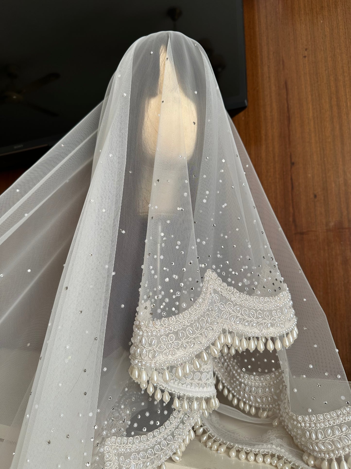 Pearly : Ivory white pearl based veil with scalloped border, ombré & hanging pearls