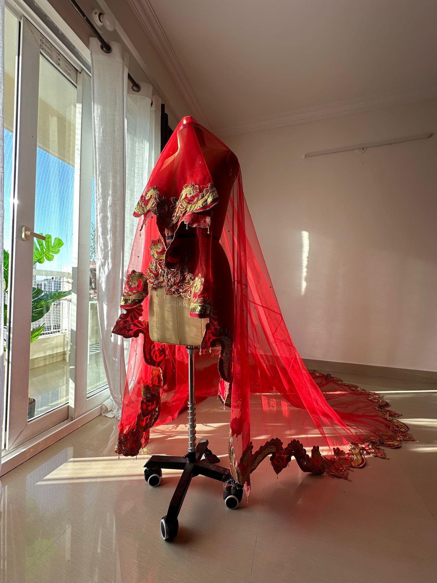 Saanjh-e-Mor – Scalloped Handcrafted Veil with Embroidered Peacock Borders