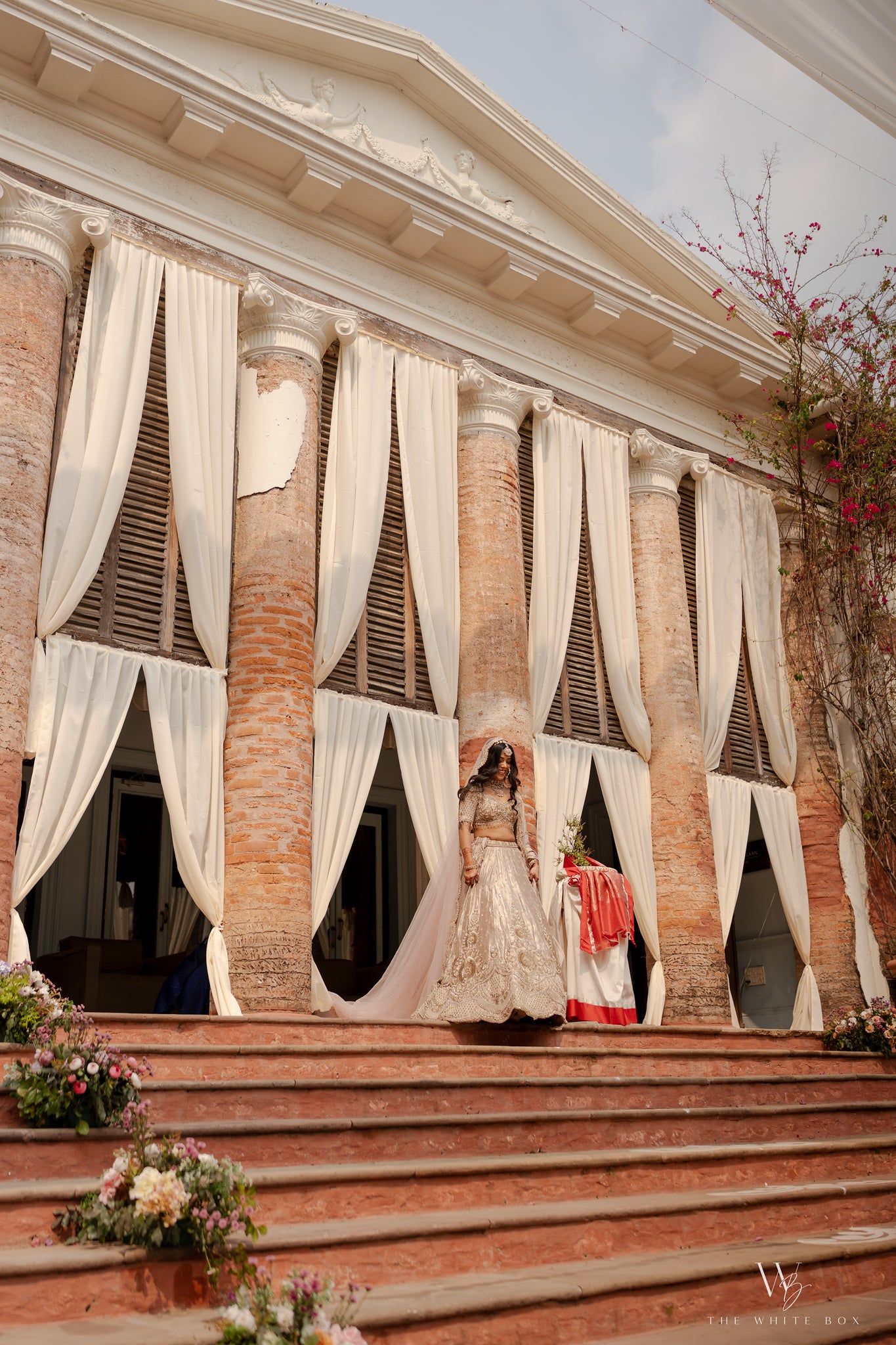 Rose Nude : A Nude Pink veil with scalloped pearl-mirror floral border