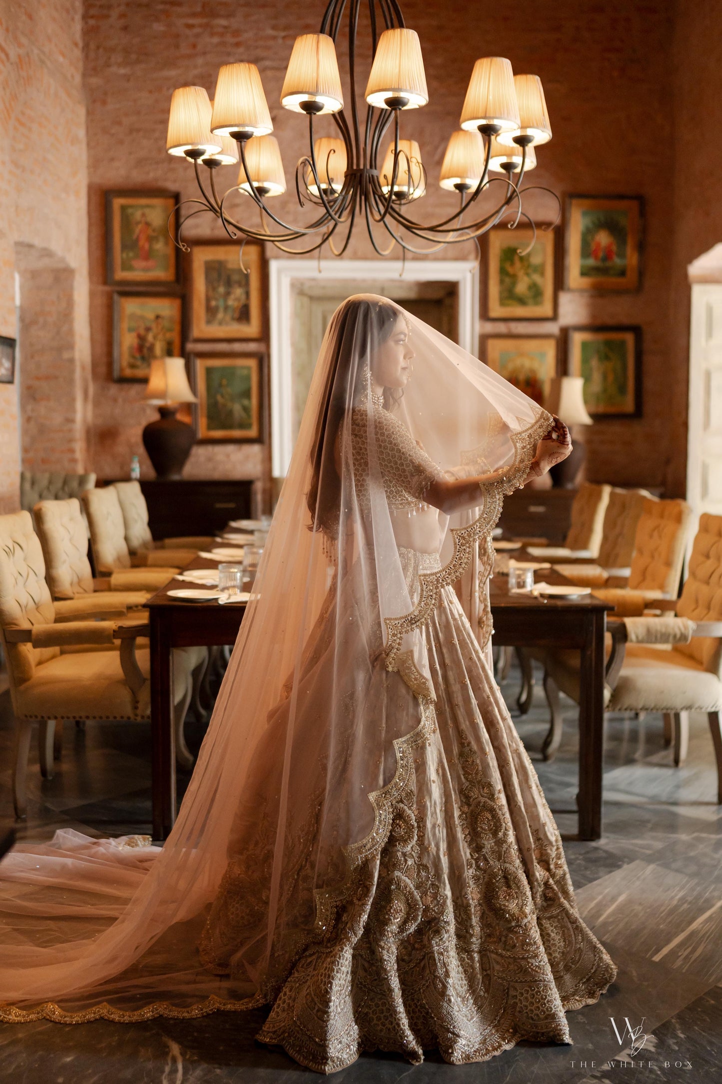 Rose Nude : A Nude Pink veil with scalloped pearl-mirror floral border